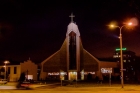 Nocne oświetlenie bryły kościoła