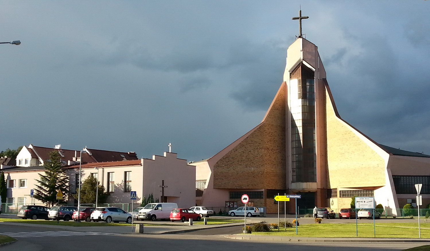 od lewej: kaplica oraz kościół parafialny